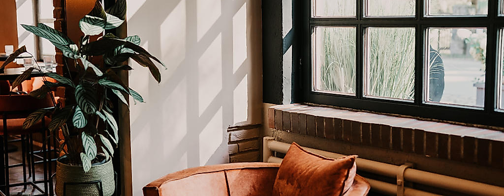 Gemütliche Sitzecke am Fenster