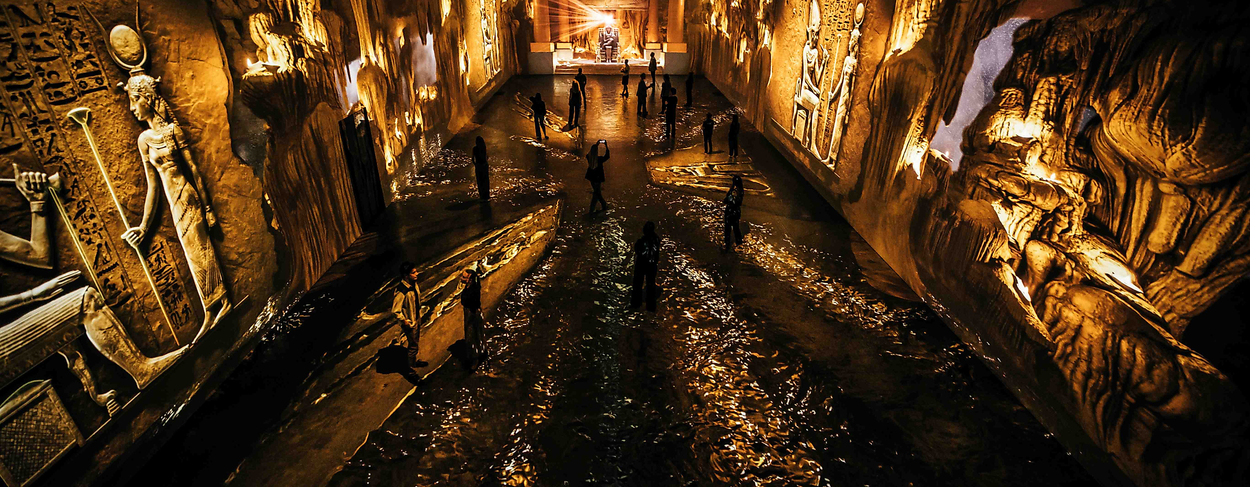 Immersive Ausstellung: Ägyptische Hieroglyphen und Statuen