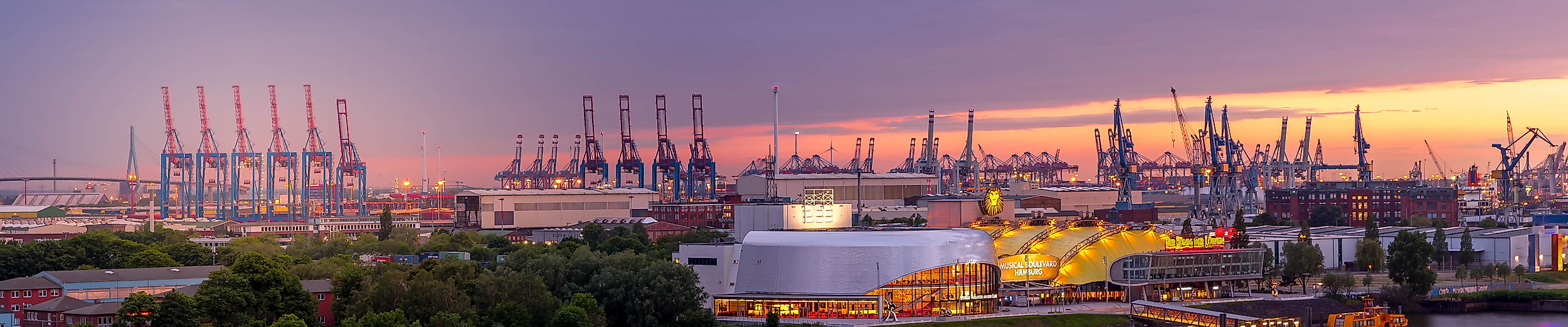 Sonnenuntergang im Hamburger Hafen vor dem Stage Theater am Hafen