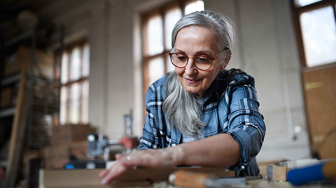 50jährige Frau bei handwerklicher Arbeit