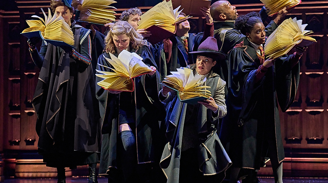 Szenenbild Harry Potter und das verwunschene Kind: Magische Bücher