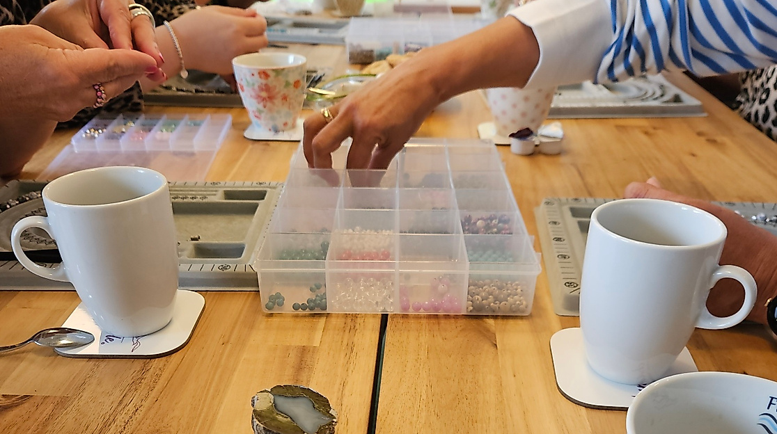 Gemütlicher Schmuck-Workshop mit Edelsteinen in entspannter Atmosphäre: Gemeinsam kreative Armbänder gestalten, Kaffee genießen und besondere Momente erleben – perfekt für Freundinnen oder kreative Auszeiten an der Ostsee.