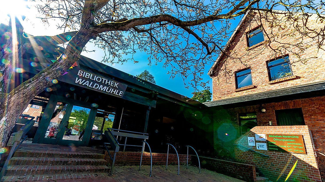 Bibliothek Eingang Lichtpunkte forue
