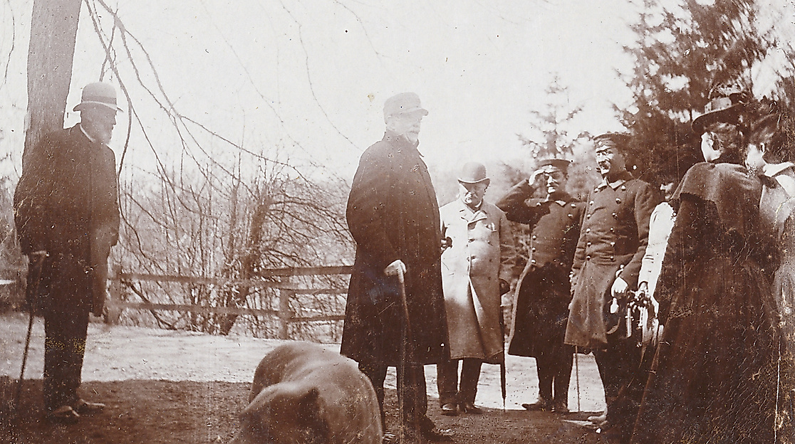 „Begrüßung“, Fotografie aus der Reihe „Bismarckbilder aus dem Sachsenwalde“, Verlag der Literarischen Gesellschaft, Leipzig 1892