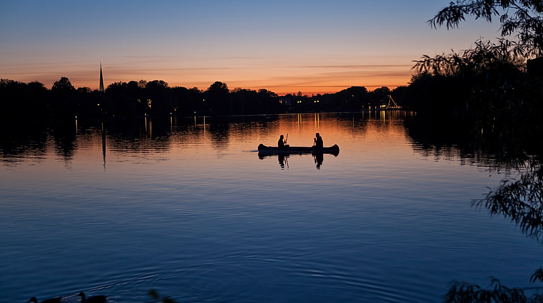 aussenalster_kanu-im-sonnenuntergang_c-joerg-modrow
