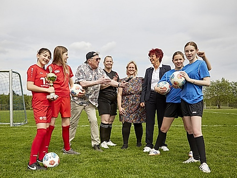 De Steenbeeker - Football, Frünnen un Deerns