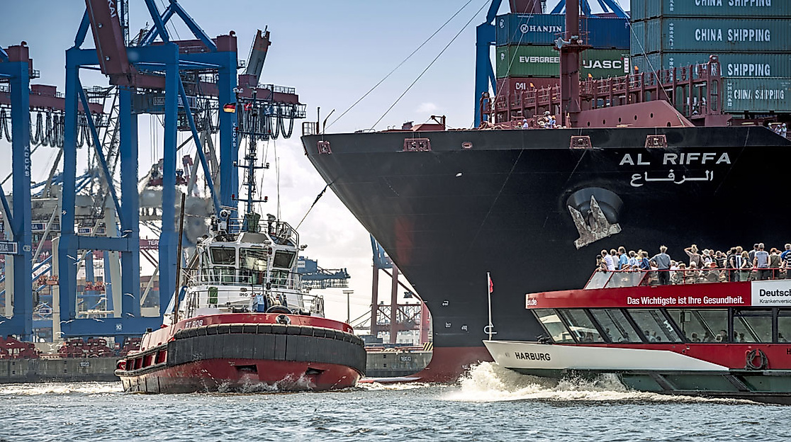 Hafenschlepper und Containerschiff im Hamburger Hafen