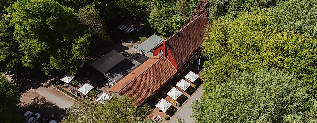 Gebäude im Grünen mit Sonnenschirmen