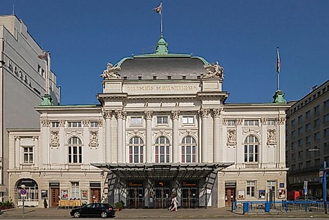 Historische Fassade des Deutschen Schauspielhauses Hamburg mit barrierefrei zugänglichem Haupteingang bei Tageslicht.