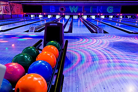 Bowlingkugeln liegend an einer Bowlingbahn