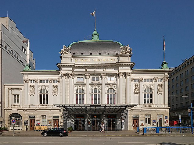 Historische Fassade des Deutschen Schauspielhauses Hamburg mit barrierefrei zugänglichem Haupteingang bei Tageslicht.