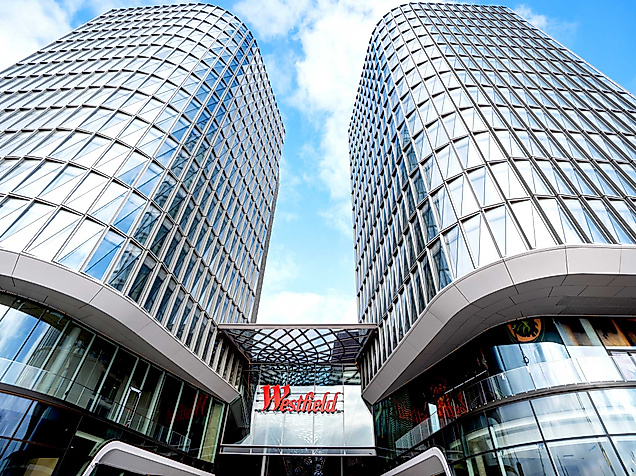 Moderne architektonische Tower am Eingang des neuen Westfield Hamburg Ueberseequartiers