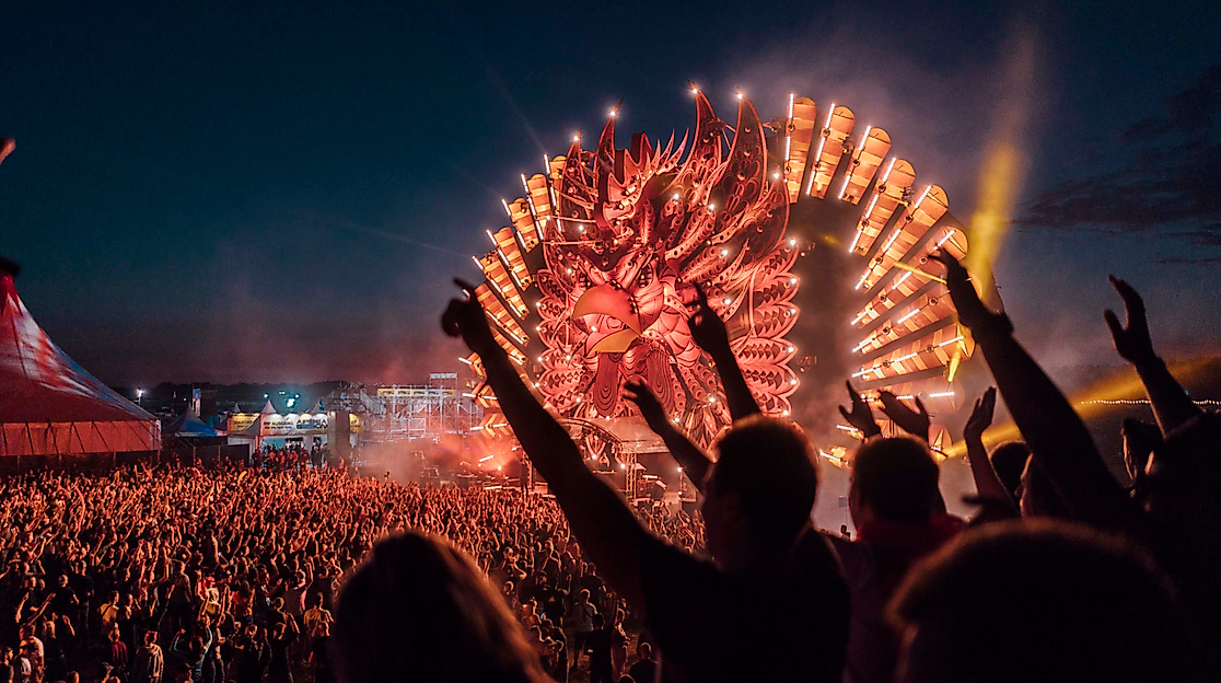 Begeistertes Festivalpublikum vor heller Bühneninstallation