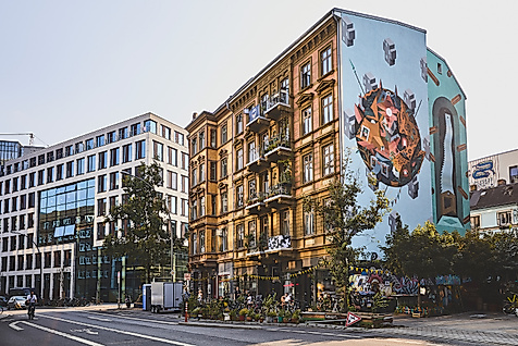 Fassaden im Gängeviertel Hamburg mit großflächigem Wandbild und alternativer Stadtkultur