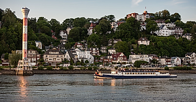 Schiff auf der Elbe vor dem Elbvorort Blankenese mit Leuchtturm und Villen am Hang