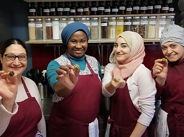 kulturchoc-poi-kulturchoc-korrekte-konfekte-in-der-hand_kulturchoc-web-2500x1500