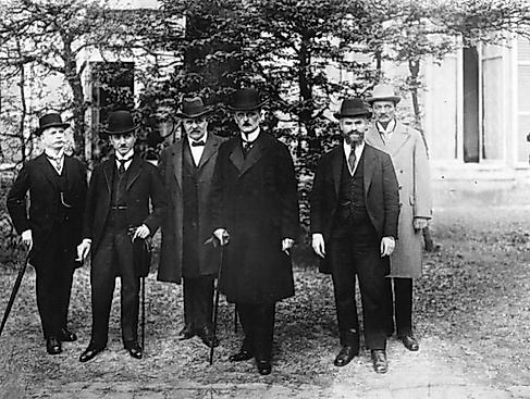 Deutsche Verhandlungsdelegation für die Friedensverhandlungen in Versailles, 1919