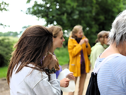 Menschen beim Wildkräuterkurs