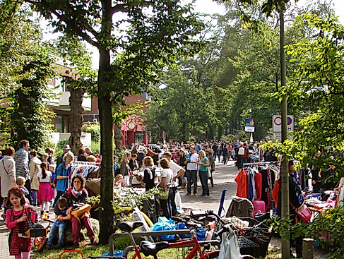Flohmarktbummel unter alten Allebäumen