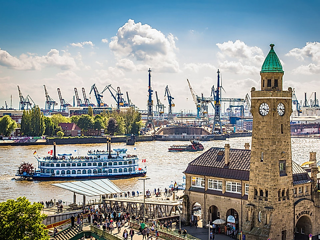 Blick auf die St. Pauli Landungsbrücken mit Hafenfähre und Hamburger Hafen, beliebter Startpunkt barrierefreier Touren