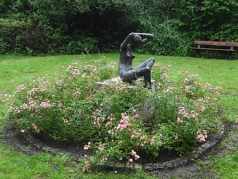 Skulptur "Schöne" im Rosenrondell im Herbst 2019