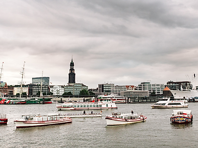 ></center></p><h2>Hafenrundfahrten Barkassen-Meyer</h2><p>Sehen Sie Hamburg aus einer anderen Perspektive: Seien Sie mittendrin in den Geschehnissen des zweitgrößten Hafen Europas! Vom Kreuzfahrtterminal vorbei an der Hafencity, Speicherstadt, den Landungsbrücken bis hin zum modernen Containerhafen. weiterlesen</p><h2>Top-Kundenrezensionen</h2><p>Neue bewertung schreiben.</p><p>So sieht ihr Text aus</p><ul><li>German : Deutsch</li><li>English : English</li></ul><h2>Google translator for other languages</h2><p>Please note that this is an automatic translation. For better information, you can always switch to the German or English version</p><h2>Newsletter abonnieren Hamburg-Neuigkeiten und Reisetipps!</h2><p>Mit unseren regelmäßigen Newslettern erhalten Sie Reisetipps und aktuelle Angebote direkt per E-Mail. Selbstverständlich kostenlos.</p><h2>Kostenlose Hamburg-Tipps & Angebote per E-Mail!</h2><p><center><a href=