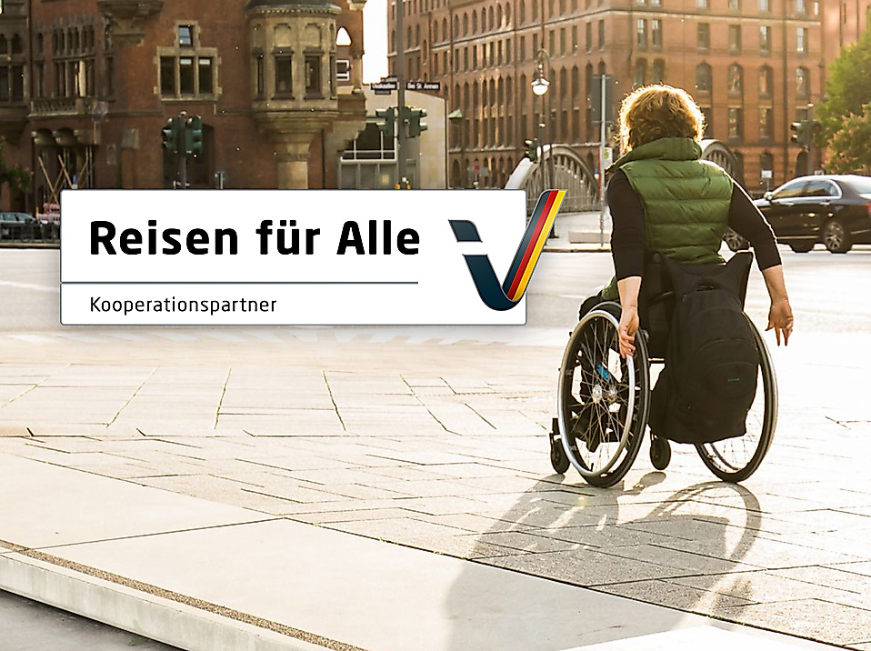  Rollstuhlfahrerin unterwegs in der Speicherstadt, daneben Logo „Reisen für Alle“ für zertifizierte Barrierefreiheit.