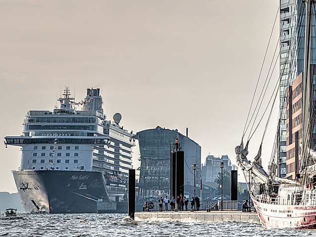 Kreuzfahrtschiff am Cruise Center Altona vor Hamburger Skyline mit Elbphilharmonie und Hafenanlagen