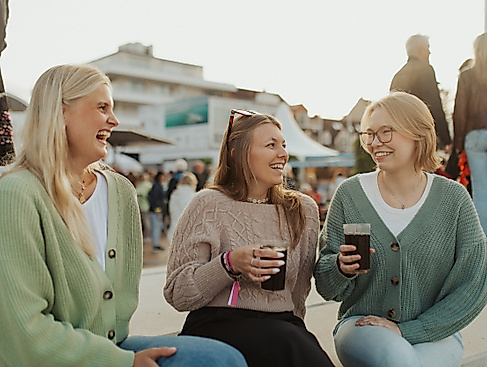 PfingsTON Scharbeutz Freundinnen lachen© TALB Joelle Dörnath