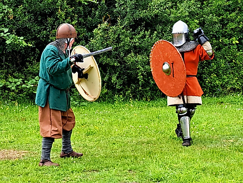 2 Rittern mit Helm, Schildern und Schwertern im Zweikampf