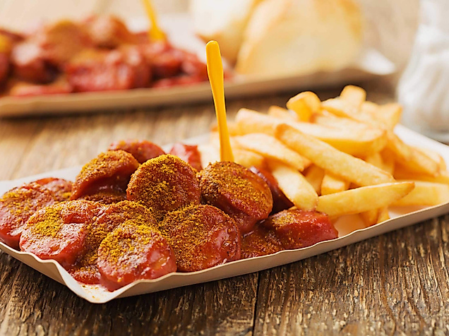 Currywurst geschnitten mit Pommes