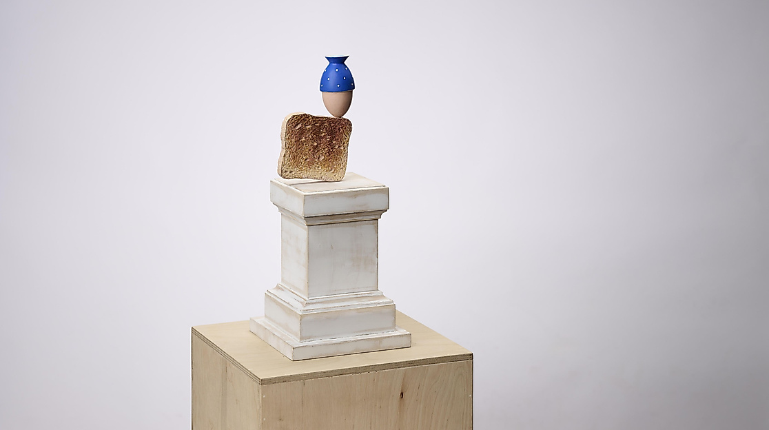 Kunstvolle Balance: Vase, Ei und Toast