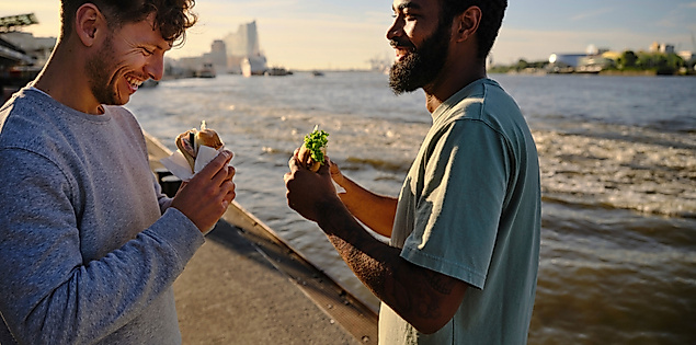 Zwei Männer mit Fischbrötchen in Hamburg