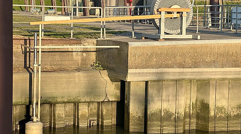Hafenbereich mit Schwimmer