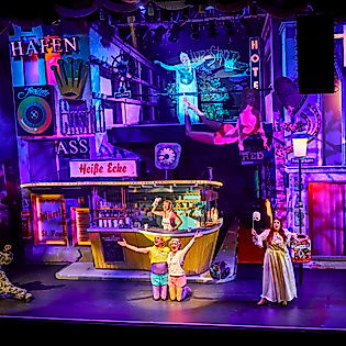 Szenenbild Heiße Ecke: Darsteller:innen in Bewegung auf der Bühne