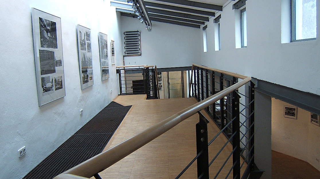 Blick auf die Galerie im Veranstaltungsraum 'Kesselhaus' des Stadtteilarchivs Ottensen, 2008