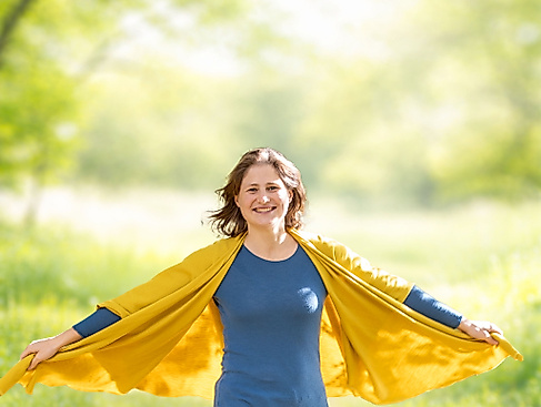 Frühlingshintergrund und Birgit dynamisch