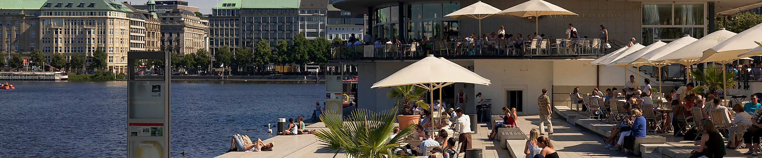 Sonnige Restaurantterrasse am Jungfernstieg mit barrierefrei zugänglichen Sitzbereichen direkt an der Alster.