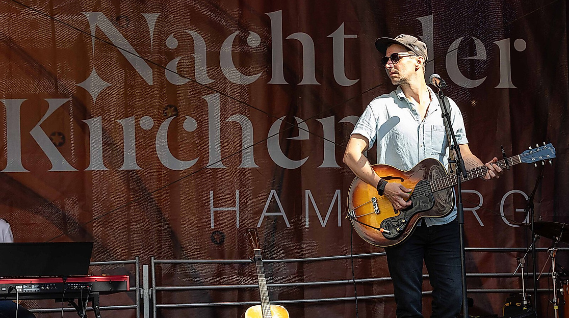 Special Guest: Julian Sengelmann