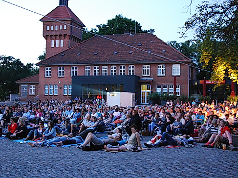 Open Air Kino auf dem Alsterdorfer Markt