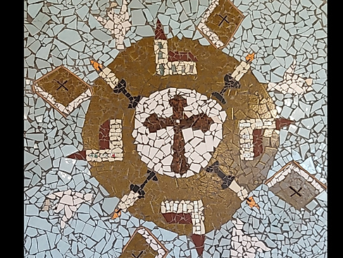 Mosaik mit Kreuz, Kirchen, Kerzen und Bibeln
