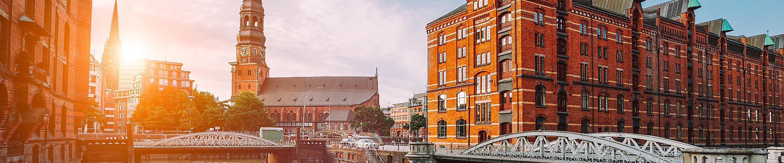 Kanal mit Barkasse in der UNESCO Speicherstadt in Hamburg