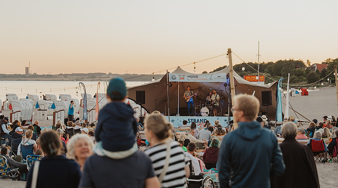 Musik im Strandkorb Pelzerhaken 2025 Bühne und Publikum © TALB Joelle Dörnath