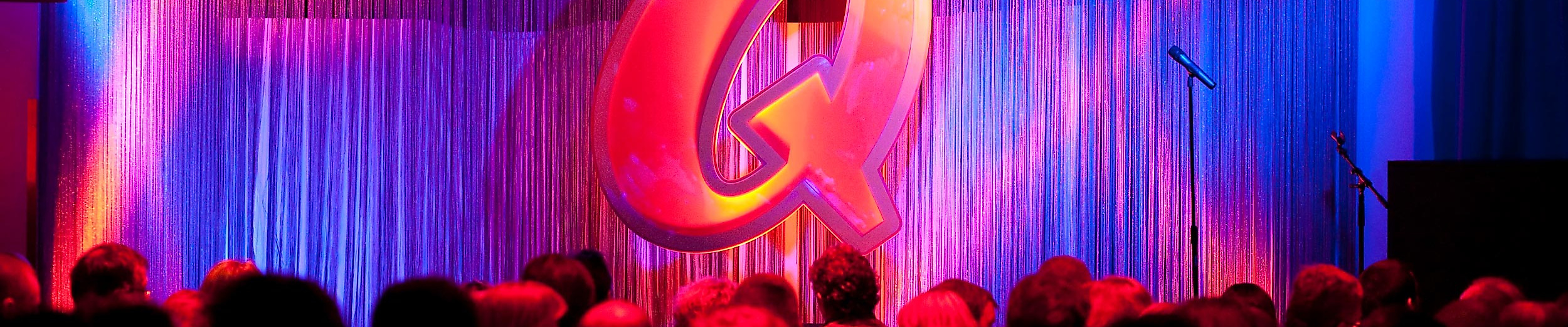 Quatsch Comedy Club Bühne mit einem Q im Zentrum