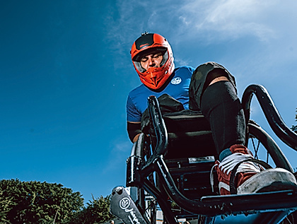 WCMX Fahrer Björn-Patrick Meyer mit Helm fährt über ein Hindernis auf der RSB