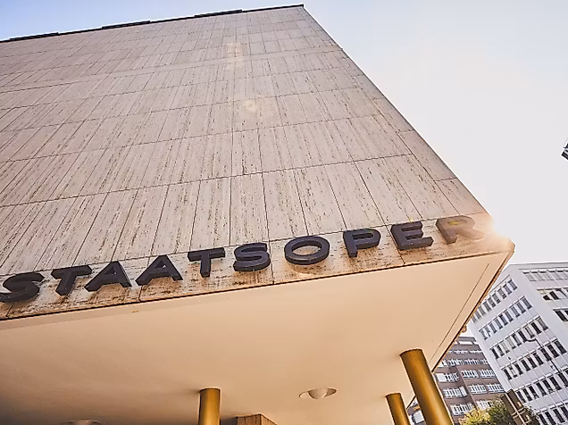 Vordach der Hamburgischen Staatsoper mit stilisierter Fassadengestaltung und Schriftzug „STAATSOPER“.