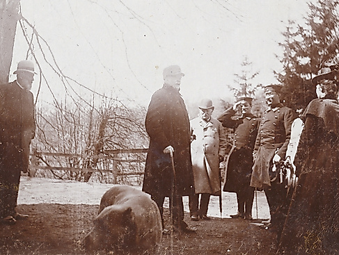 „Begrüßung“, Fotografie aus der Reihe „Bismarckbilder aus dem Sachsenwalde“, Verlag der Literarischen Gesellschaft, Leipzig 1892