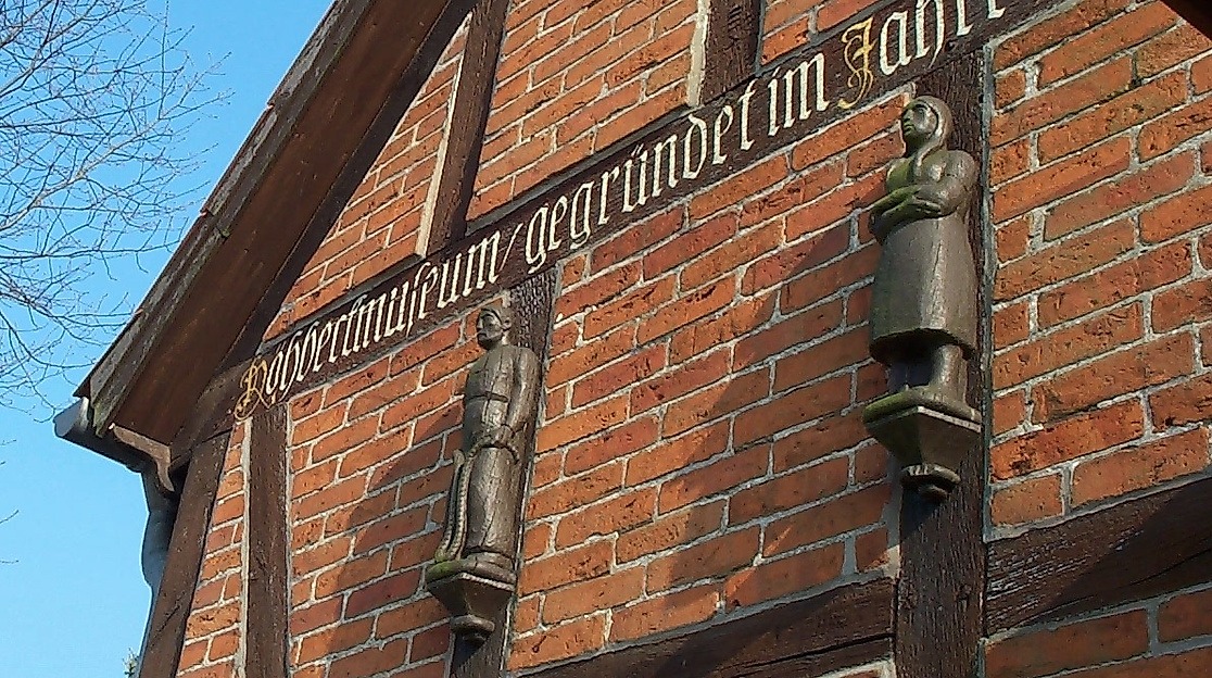 Höhbeck-Museum - Giebelfiguren von Schlwaing am Museumsgebäude