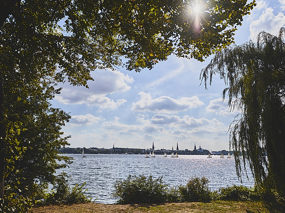 Blick auf die Binnenalster mit Segelschiffen
