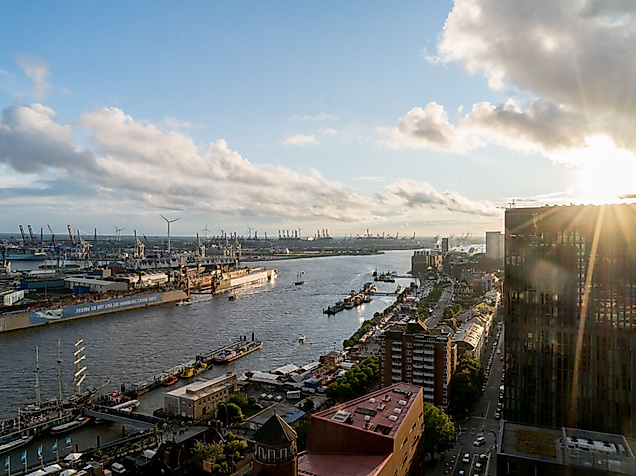 Sonnenuntergang über dem Hamburger Hafen mit Blick auf die Elbe während der Hamburg Cruise Days